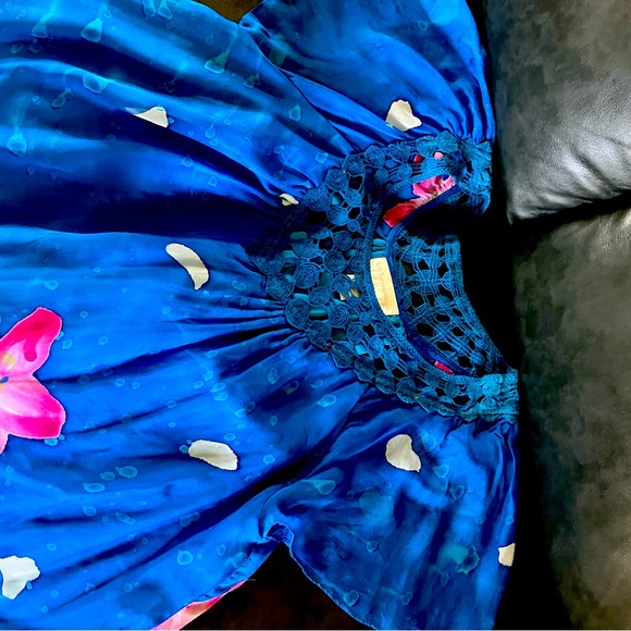 Soft Surrounding is a soft and comfortable blouse with inlay crochet neck line, - Picture 2 of 5